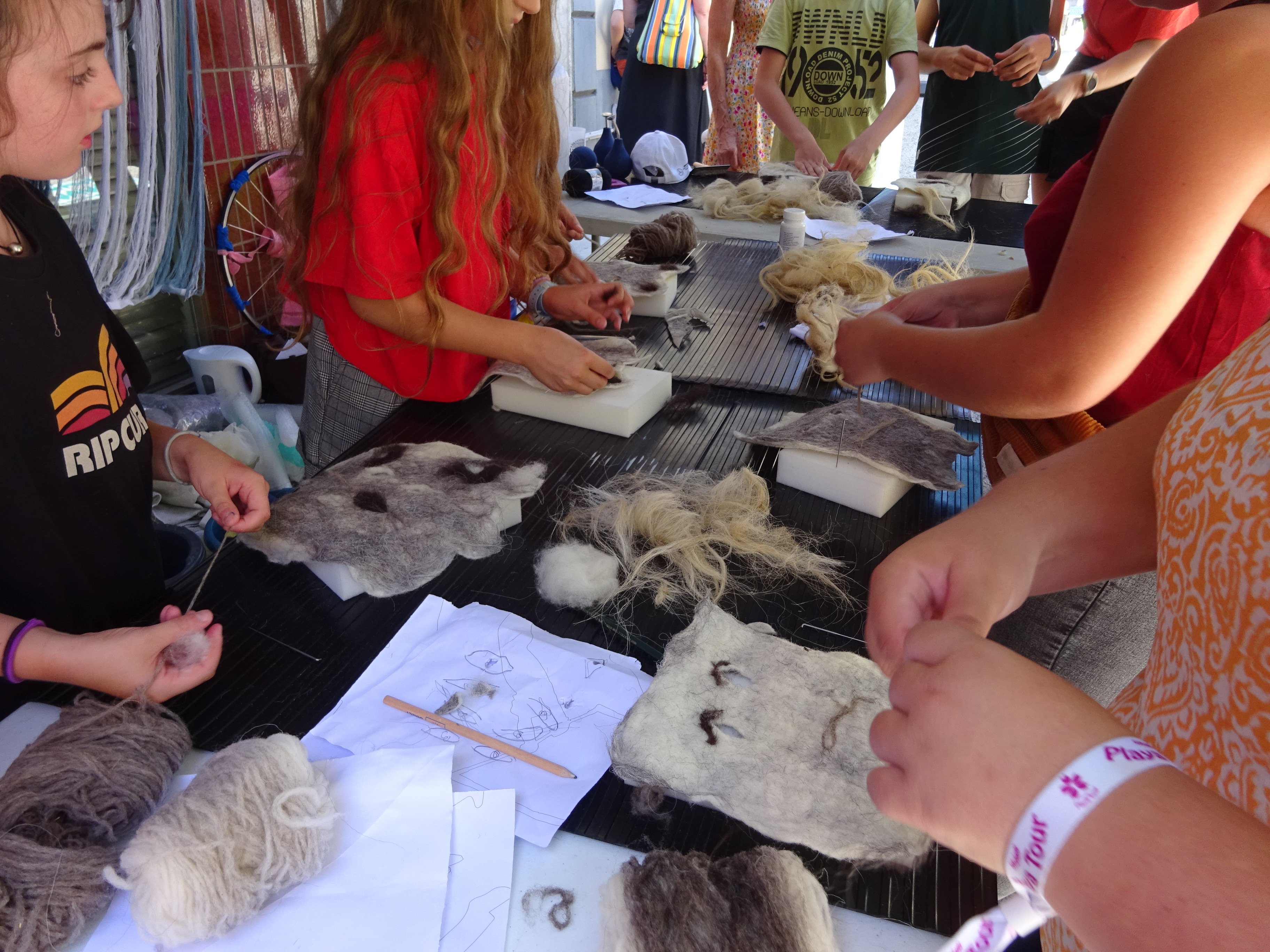 Cabaret Textile 2025, jour 1 : atelier de masques et accessoires en laine
